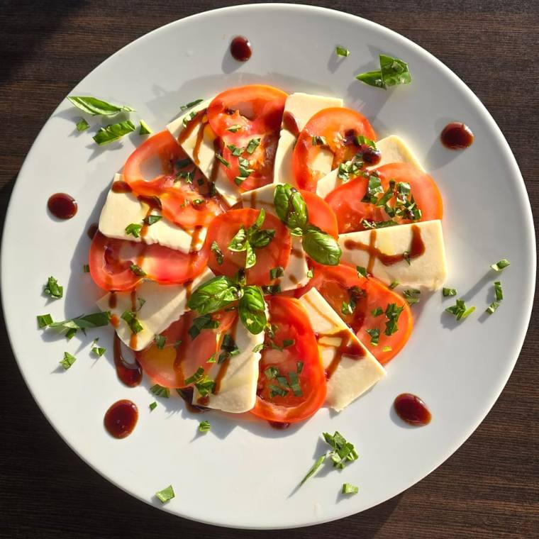 Mozzarella Tomate mit Basilikumpesto am Teller
