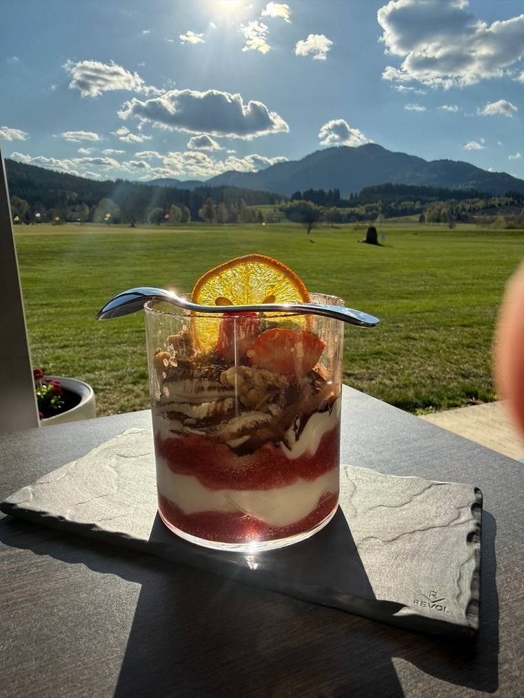 Dessert im Glas auf der Terrasse