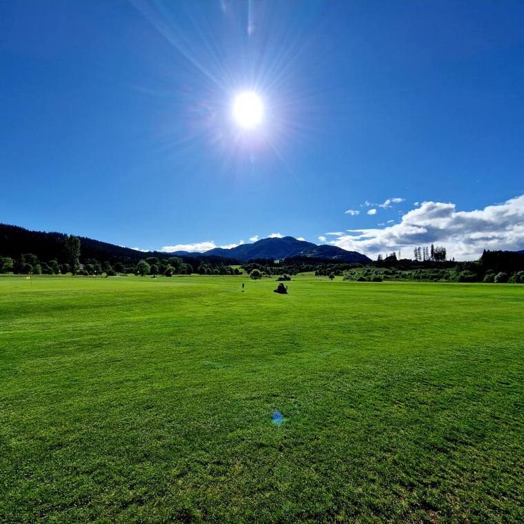 Weite Wiesen und Berge rund um das Greens Mariahof
